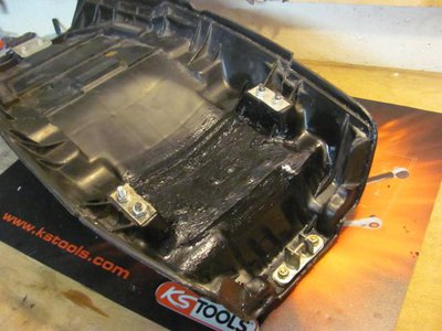 gefügt von unten.JPG (53.41 KiB) 6771 mal betrachtet Hier sieht man wie ich beide Auflagen wieder verbinde, Die geschraubten Bleche dienen nur der Fixierung.