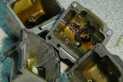 Vergaser003.jpg (118.29 KiB) 19202 mal betrachtet Als die kostbare Flüssigkeit abgegossen war, ergab sich folgendes Bild ... Ablagerungen und verharzt, dort wo die grüne Suppe stand. So wird der Rest im Vergaser ebenso aussehen.