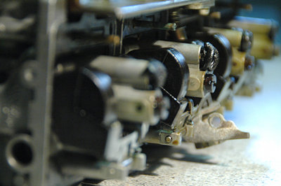 Vergaser005.jpg (107.53 KiB) 19202 mal betrachtet Die Kraftstoffdämpfe waren so aggressiv, dass sich die Gummistopfen im Vergaser aufgelöst haben.