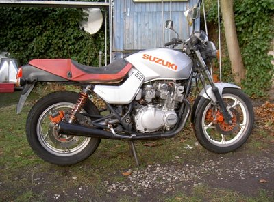 PICT2563.JPG (304.5 KiB) 7252 mal betrachtet Ein Deckel an der Nockenbank fehlt.