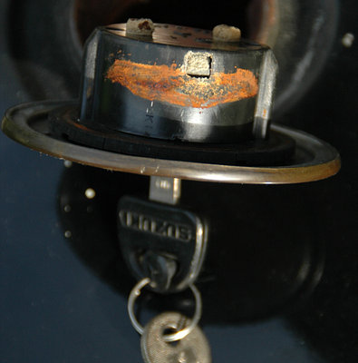 Tank001.jpg (111.61 KiB) 19384 mal betrachtet Welch Wunder ... plötzlich ließ sich der Deckel wie von Geisterhand öffnen.