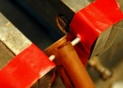 BENZINFILTER_001.jpg (108.14 KiB) 19348 mal betrachtet Kein passendes Werkzeug da, also: zwei M3 Schrauben mit Isolierband an Schraubstock geklebt und in die beiden Klemmungen gedrückt ...