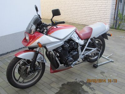 Katana01.jpg (198.51 KiB) 16733 mal betrachtet Silber / Rot - wurde wie die meisten wissen nicht in Deutschland vertrieben.