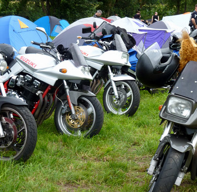 Alfsee2011_12.jpg (111.64 KiB) 5472 mal betrachtet Demnächst parkt die Katanas gefälligst an einer Stelle und nicht so verstreut!