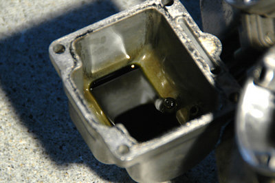 Vergaser001.jpg (104.64 KiB) 20668 mal betrachtet Wenn Benzin in die Jahre kommt, wird es im Vergaser grün (Oxidation von Messingteilen) und ist definitiv zu entsorgen ... auch wenn die Preise für den Kraftstoff kontinuierlich steigen und er so immer kostbarer wird. Gilt auch für den Rest im Tank .. den ich bislang noch nicht geöffnet bekommen habe.