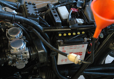 Benzintrichter.jpg (73.5 KiB) 19427 mal betrachtet Notversorgung des Vergasers, solange der Tank den Zugang verweigert ...