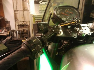 IMG-20130608-WA0000.jpg (69.03 KiB) 8388 mal betrachtet Tortes linkes Lenkerende, sieht aus wie mehrfach verstellbarer Lenker.