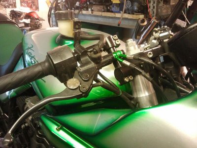 IMG-20130608-WA0003.jpg (81.24 KiB) 8388 mal betrachtet rechts hat er nen andren Bremsflüssigkeitsbehälter sitzen, hier sieht man den verstellbaren Lenker prima